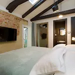 Lamenta بيت ضيافة سبليت